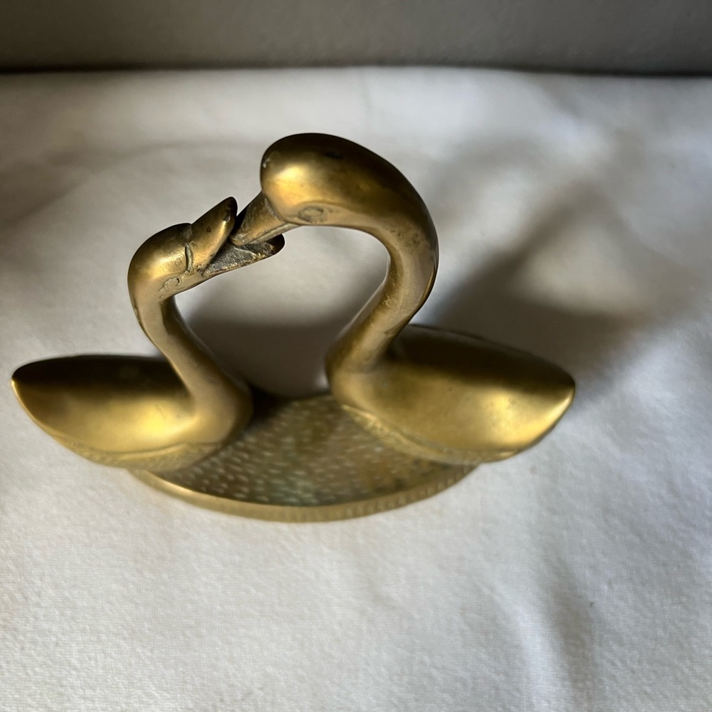 vintage brass kissing swan figurine vintage brass kissing swan figurine - Picture 9 of 10